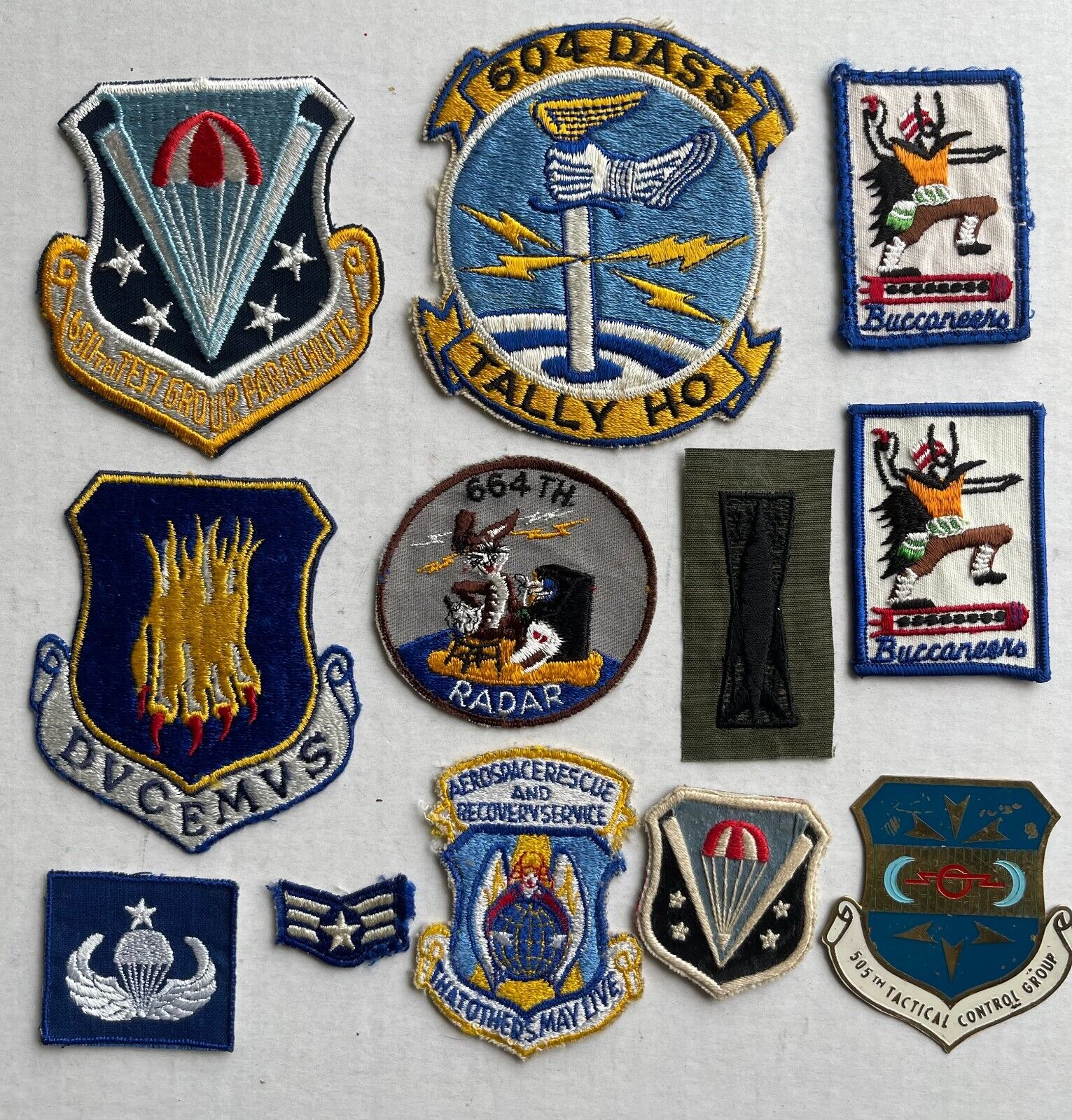 TWELVE US AIR FORCE UNIT PATCHES AND INSIGNIA (47)